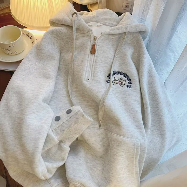 Dame hyggelig hættepullover med halv høj lynlås og kreativt motiv Stilla