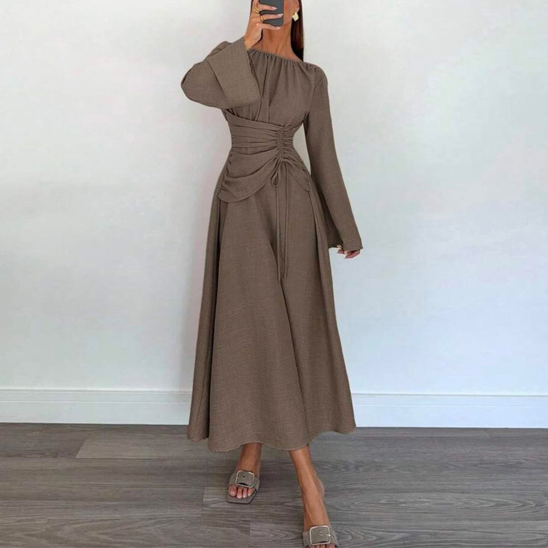 Kvinders elegante maxikjole med sidelæg og sofistikeret drapering