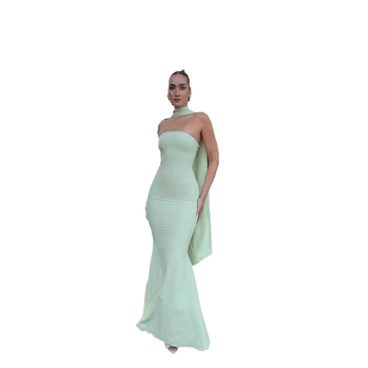 Kvindernes elegante aftenkjole med off-the-shoulder silhuet og draperet kappe Skovae
