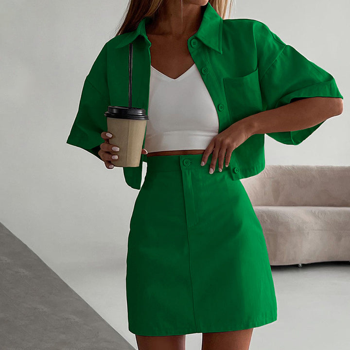 Dame sæt bestående af cropped bluse og kort jeansskørt med praktisk knaplukning Stilla