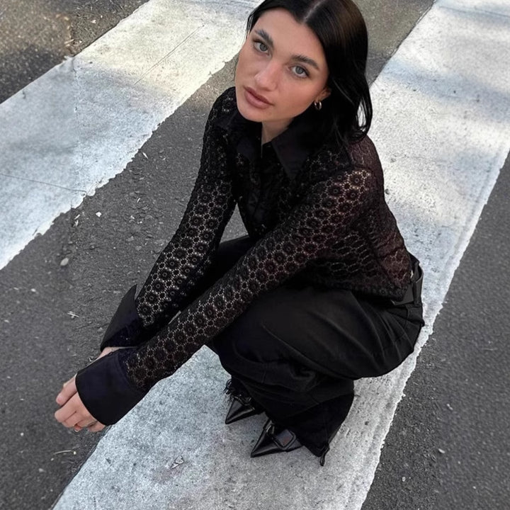 Dame gennemsigtig bluse med dekorative flæser og elegante detaljer Stilla