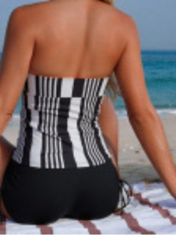 Dame Sporty badedragt med moderne høj krave og unikke cut-out-detaljer Skovae