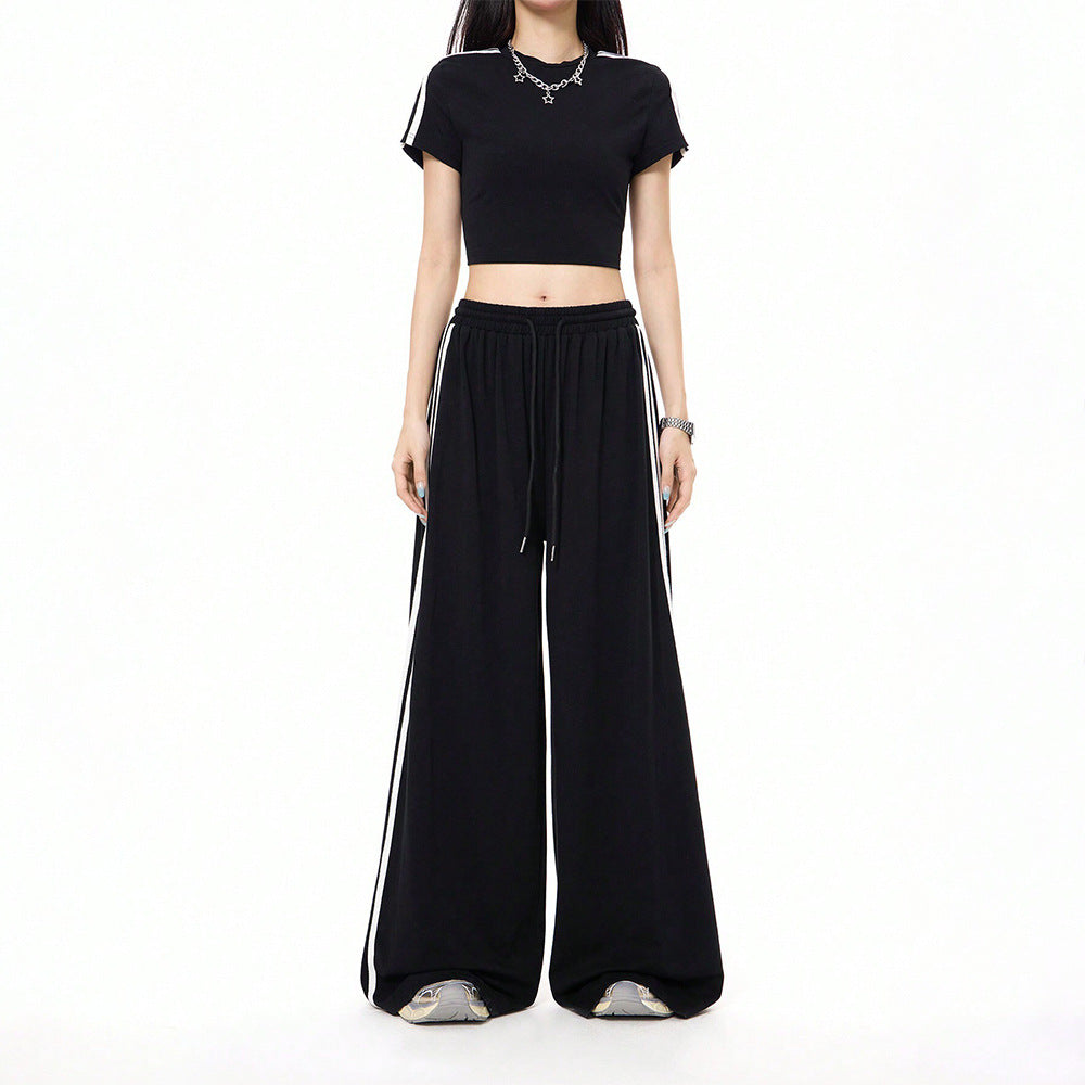 Kvindernes sporty sæt lavet af crop top og bredt skårne bukser med slidser detaljer Stilla