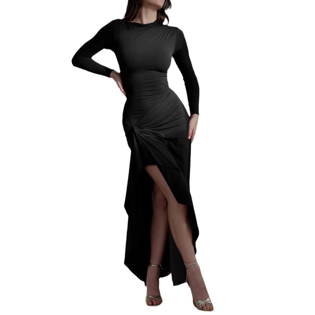Dame Maxikjole med elegant asymmetrisk snit og figursyet drapering Stiila