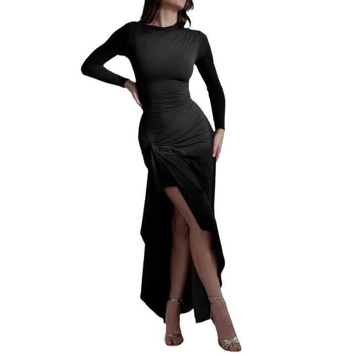 Dame Maxikjole med elegant asymmetrisk snit og figursyet drapering Stiila