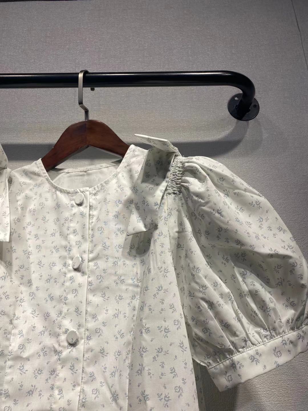 Damebluse med volumniøse puffærmer og elegante sløjfer Stilla