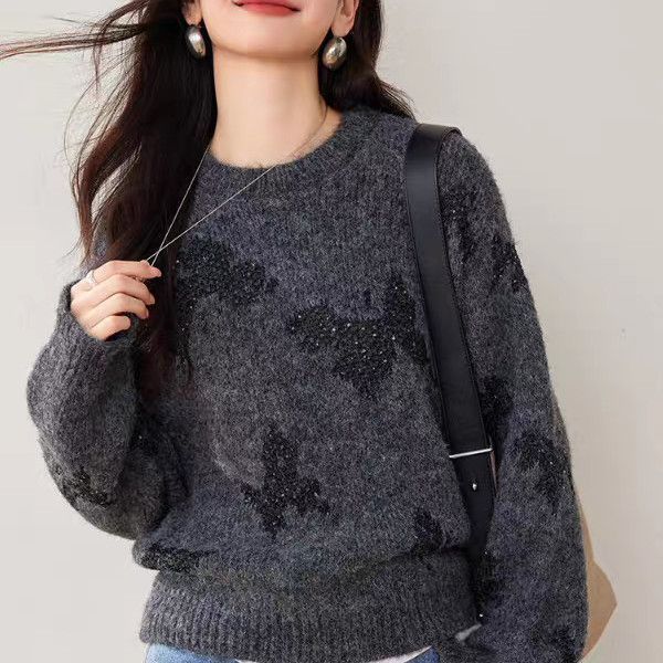 Kvinders stilfulde strikket sweater med funklende sommerfugle-applikationer Stilla