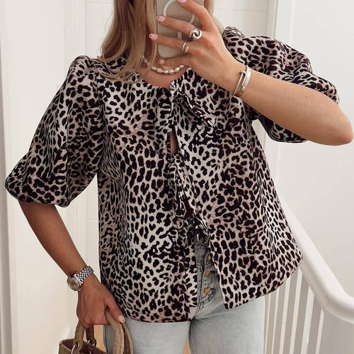 Dame volangbluse med leopardmønster og rynkedetaljer Stilla