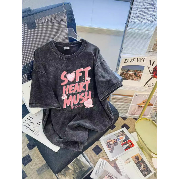 Dame afslappet T-shirt med kreativt hjerte-motiv og moderne skrift Stilla