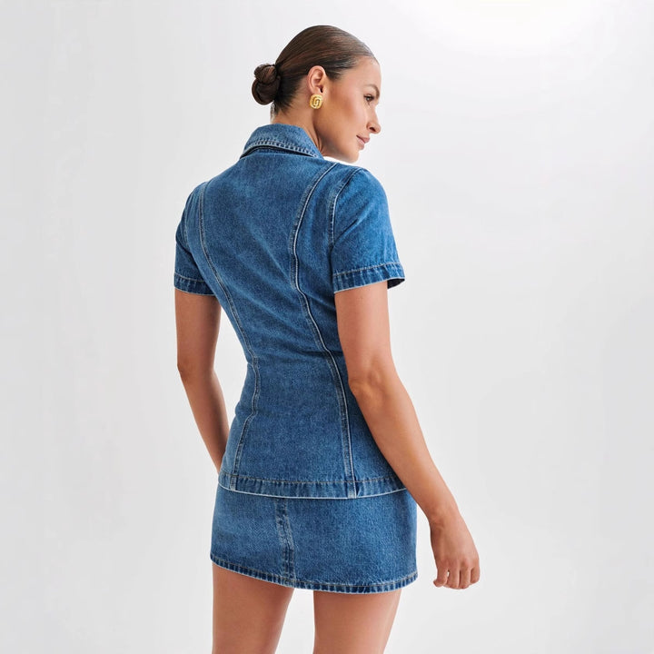 Dame Denim-kjole i moderne skjorte-stil med figursyet snit og korte ærmer Stilla