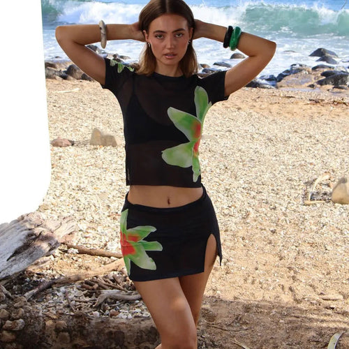 Dame let outfit til stranden med blomsterdesign Skovae