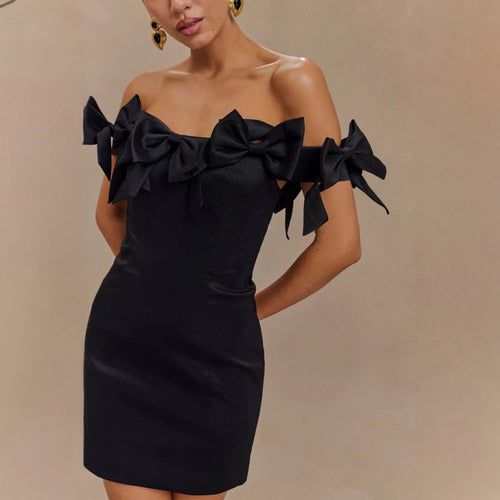 Dame elegant mini-kjole med off-shoulder design og raffinerede rufflelementer Stilla