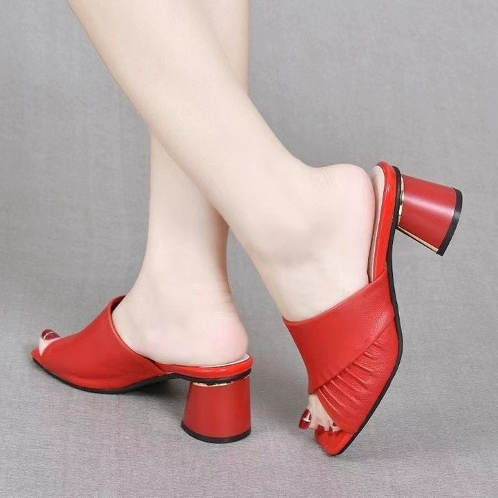 Dame elegante mules med modeinspireret guldblokhæl og svungent design Stilla
