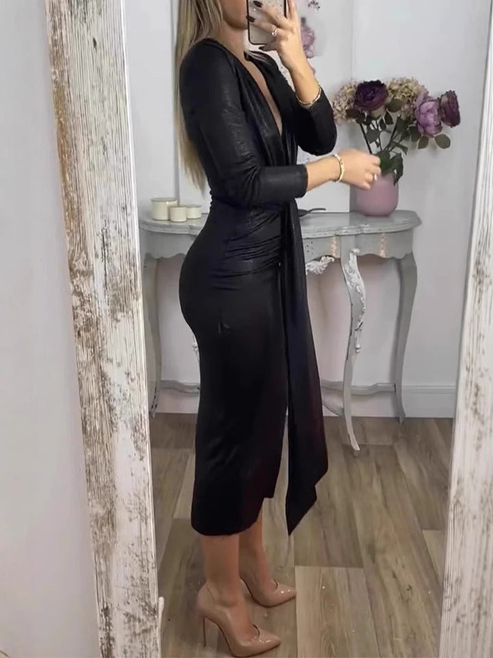 Dame elegant midi-kjole med dyb V-halsudskæring og skinnende materiale Stilla