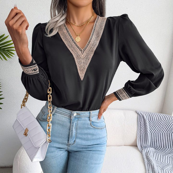 Damebluse med elegant V-hals og dekorative spidsindsatser Stilla