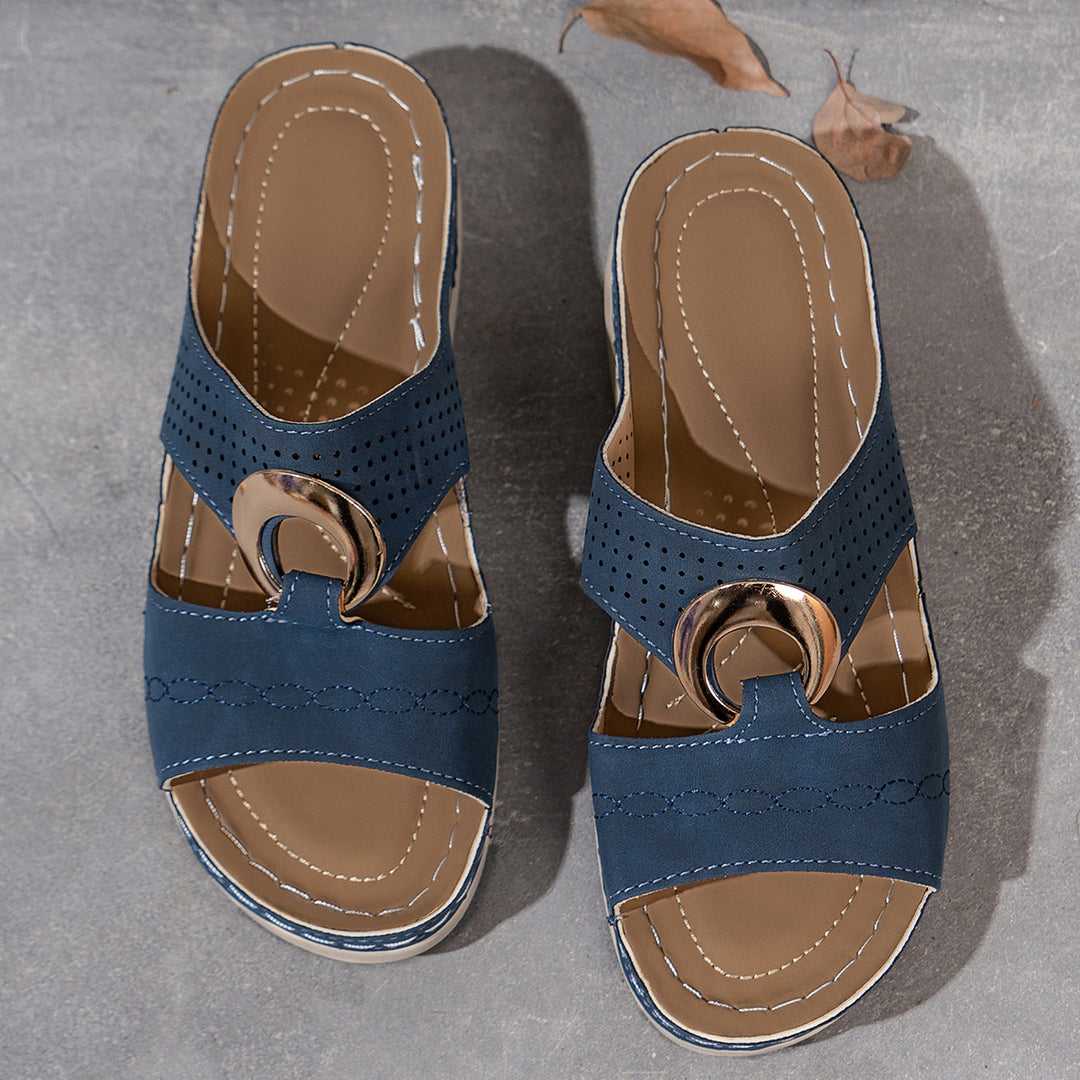 Dame komfort-sandaler med moderne cut-out-design og elegance metal element Stilla