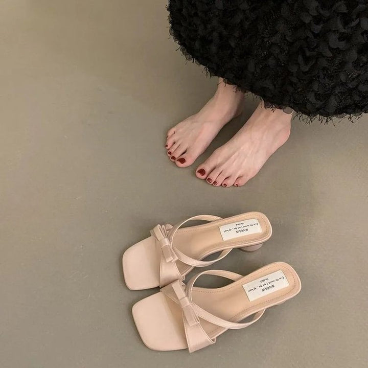 Dame fodbold-sandaler med elegant sløjfe-design og komfortabel blokhæl Stilla