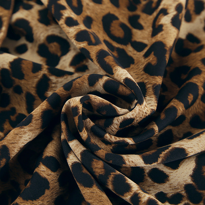 Damekjole med svajende kant og elegant leopardmønster Stilla