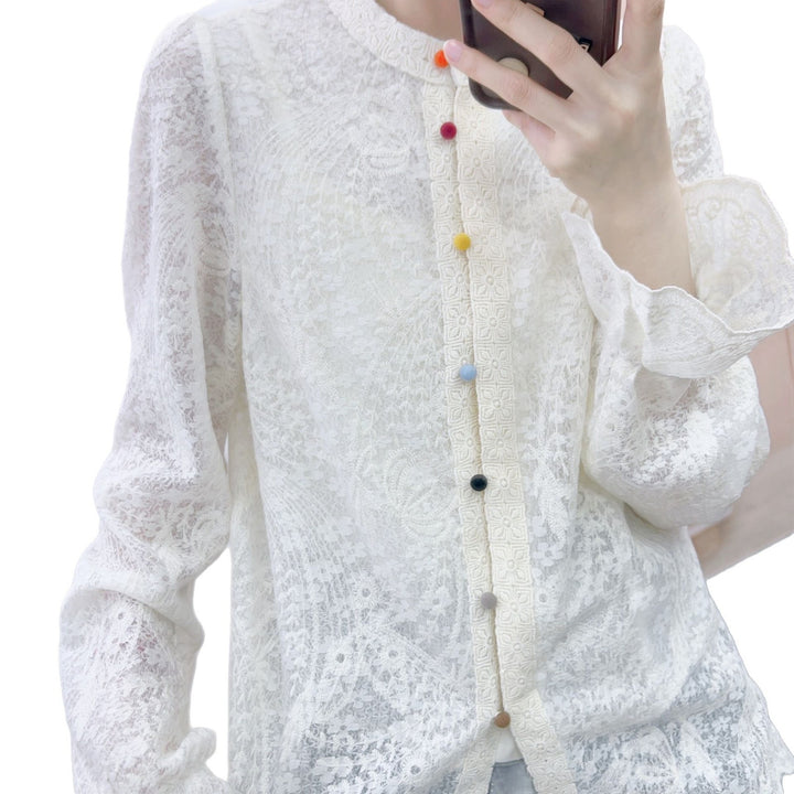 Dame Elegant Bluse med fine rynker og farverige knapdetaljer Stilla