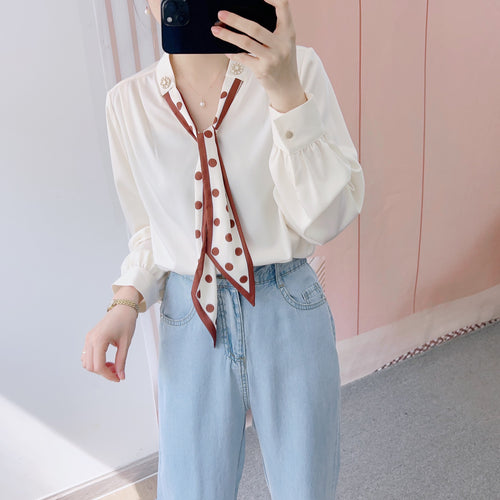 Damebluse med dekorativt bånd og fashionable puffærmer Stilla