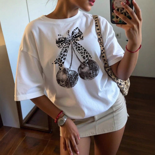 Dame T-shirt med kreativt kirsebærmotiv og leopardbånd Skovae