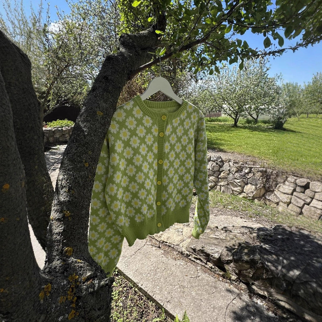 Kvinders cardigan med blomster mønster og farverige knapper Stilla