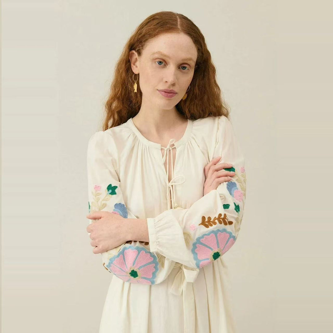 Dame Maxikjole med kunstfærdige broderier og elegant taljehæl Stilla
