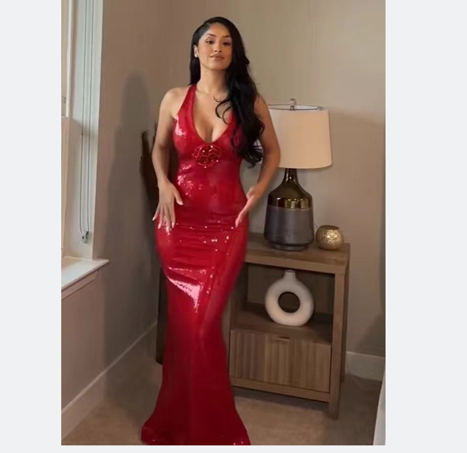 Dame glamorøs glitrende aftenkjole med dyb udskæring og elegant silhuet