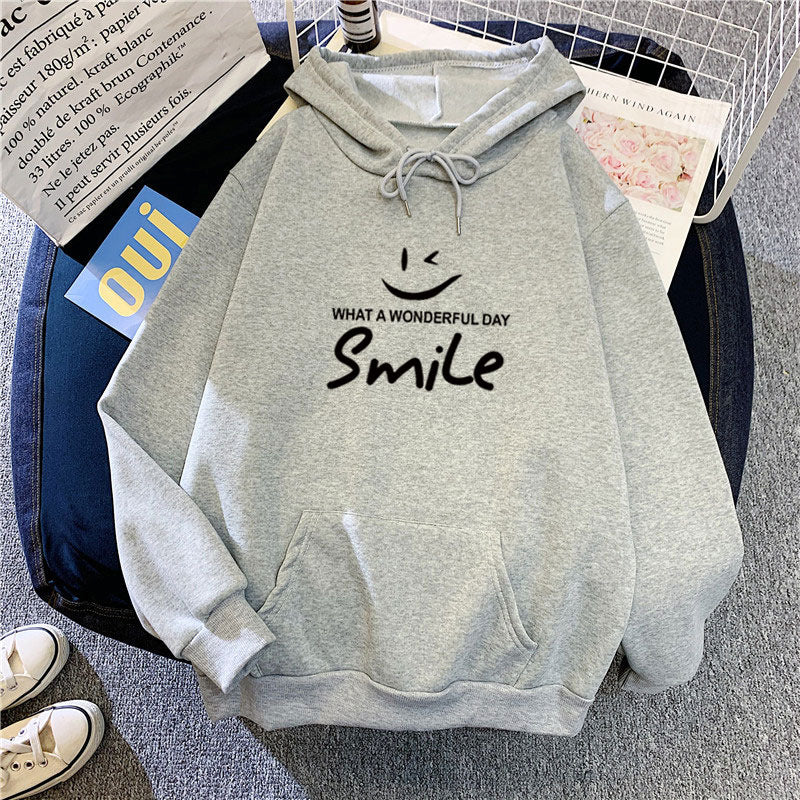 Kvinders hættetrøje med glad smileprint Skovae