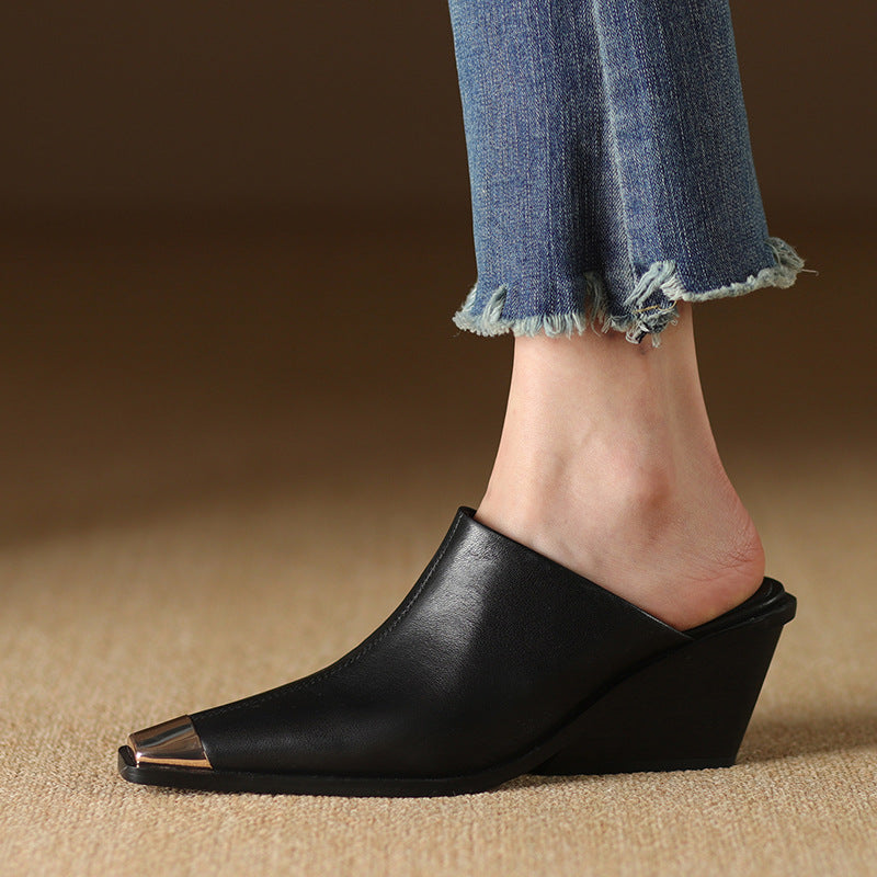 Femme Open-Toe Wedge-Heel Mules med Metallic-Accent Stilla