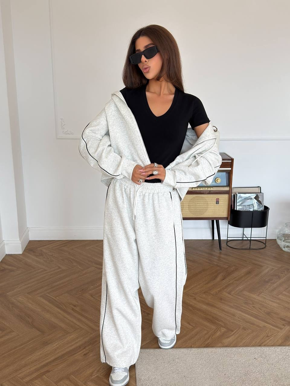 Kvinders afslappede træningsdragt med cropped hoodie og løse joggere Skovae