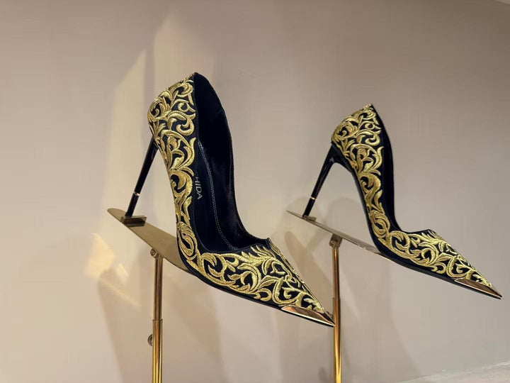 Femme Broderede Spidse Stiletto Hæle med Metal Akcenter Stilla