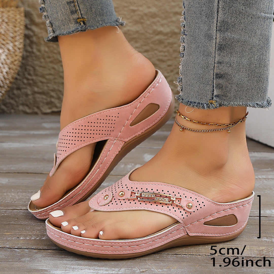 Dame komfortable toe-separator-sandaler med moderne remdesign og ergonomisk fodseng Stilla