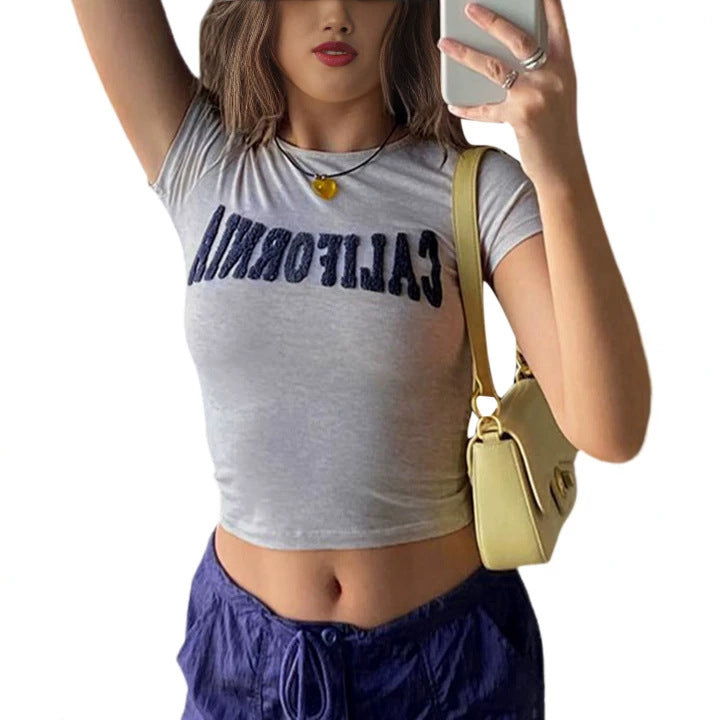 Dame Crop-top med moderne tekst og tætsiddende snit Skovae