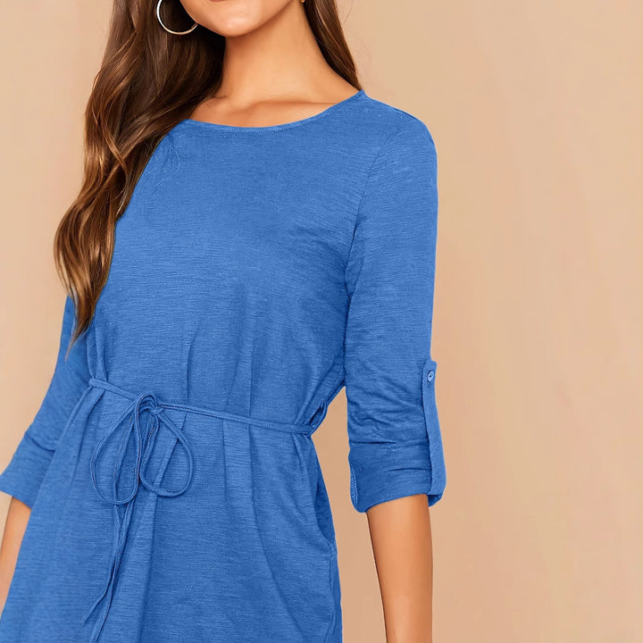 Dame fritidskjole med figursyet snit og praktisk snortræk Stilla