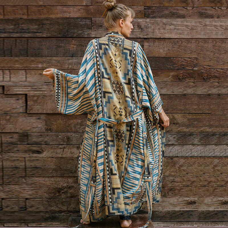 Dame Kimono-jakke med iøjnefaldende geometrisk mønster og luftig snit Stilla