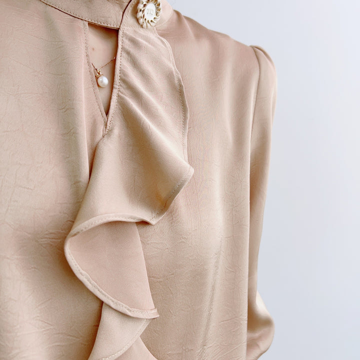 Damebluse med flæsedetaljer og elegante knapper Stilla