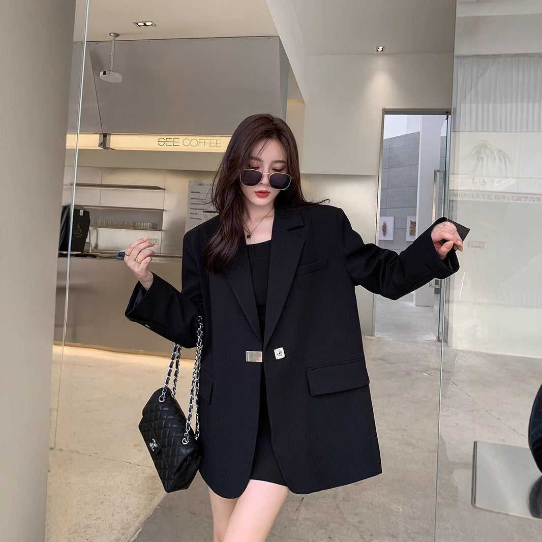 Kvinderne fashionable oversized blazer med elegant snit og dekorativt smykke element Stilla
