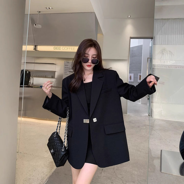 Kvinderne fashionable oversized blazer med elegant snit og dekorativt smykke element Stilla