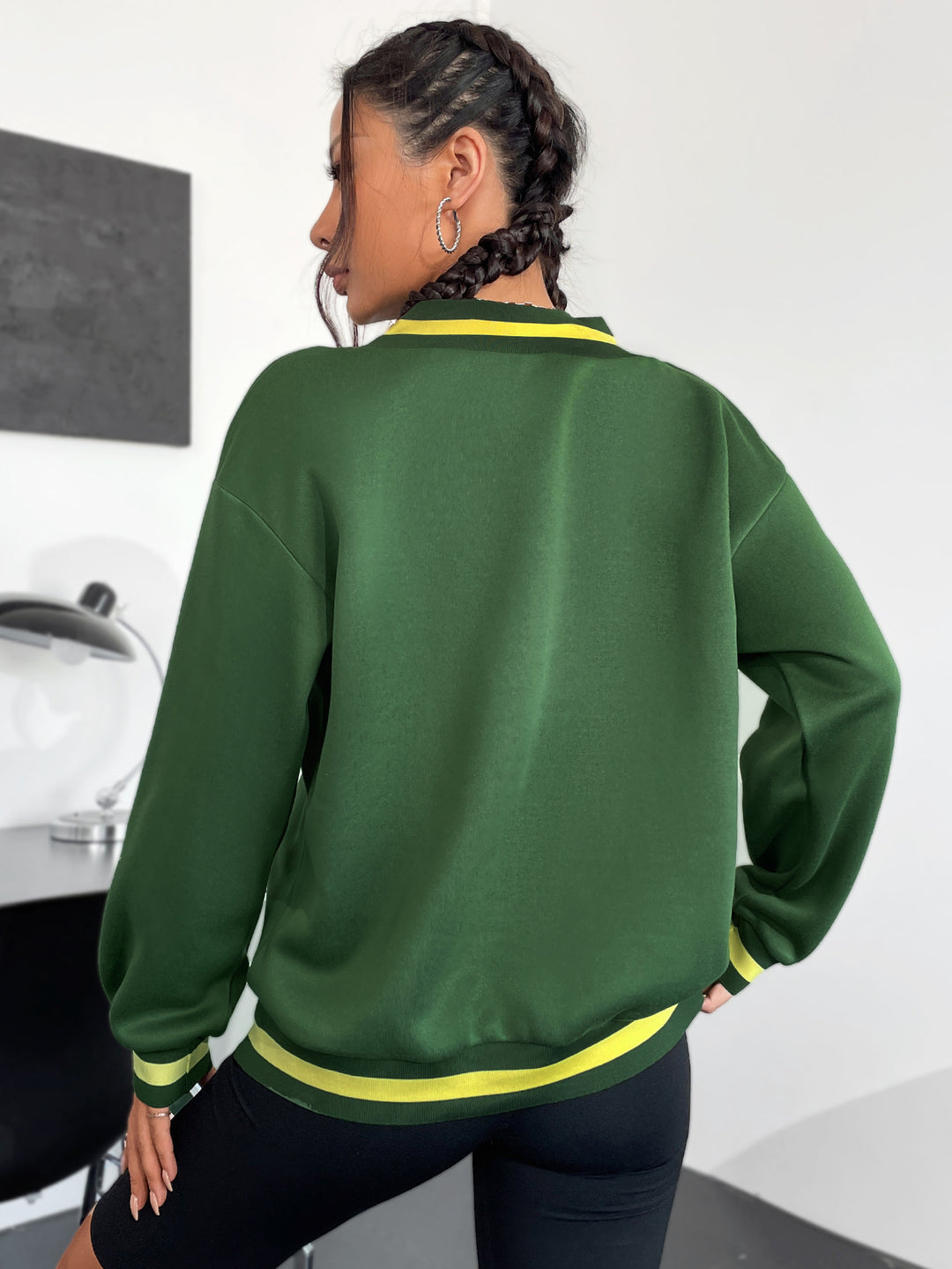 Kvinders sweatshirt med V-hals og kreativ wellness print Stilla