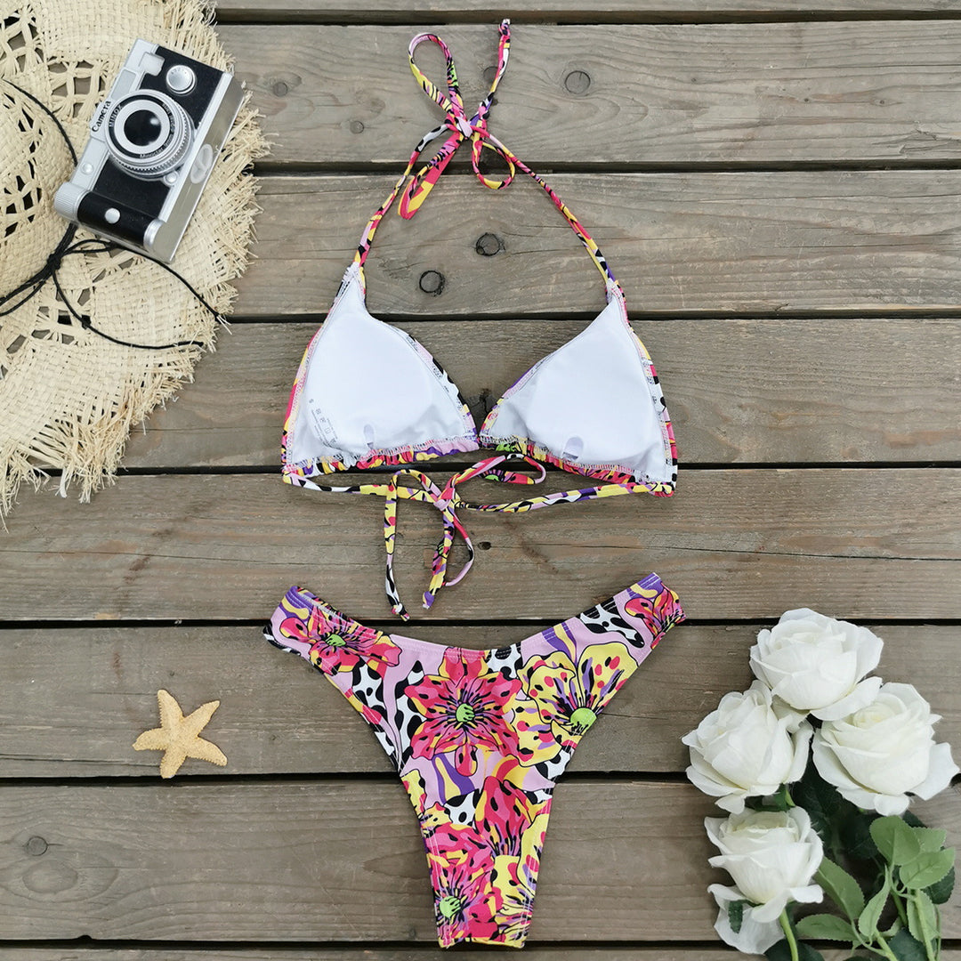 Dame bikini-sæt med raffineret trekant-top og farverigt design Stilla