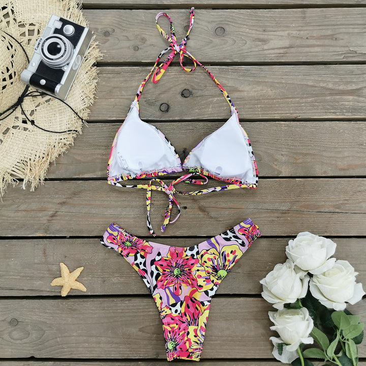 Dame bikini-sæt med raffineret trekant-top og farverigt design Stilla