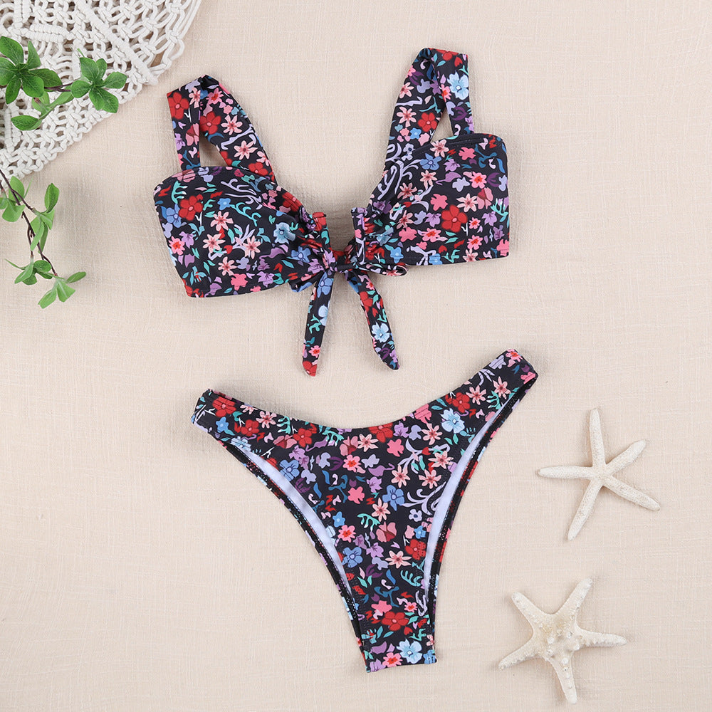 Dame bikini-sæt med attraktivt bånd og blomstertryk Stilla