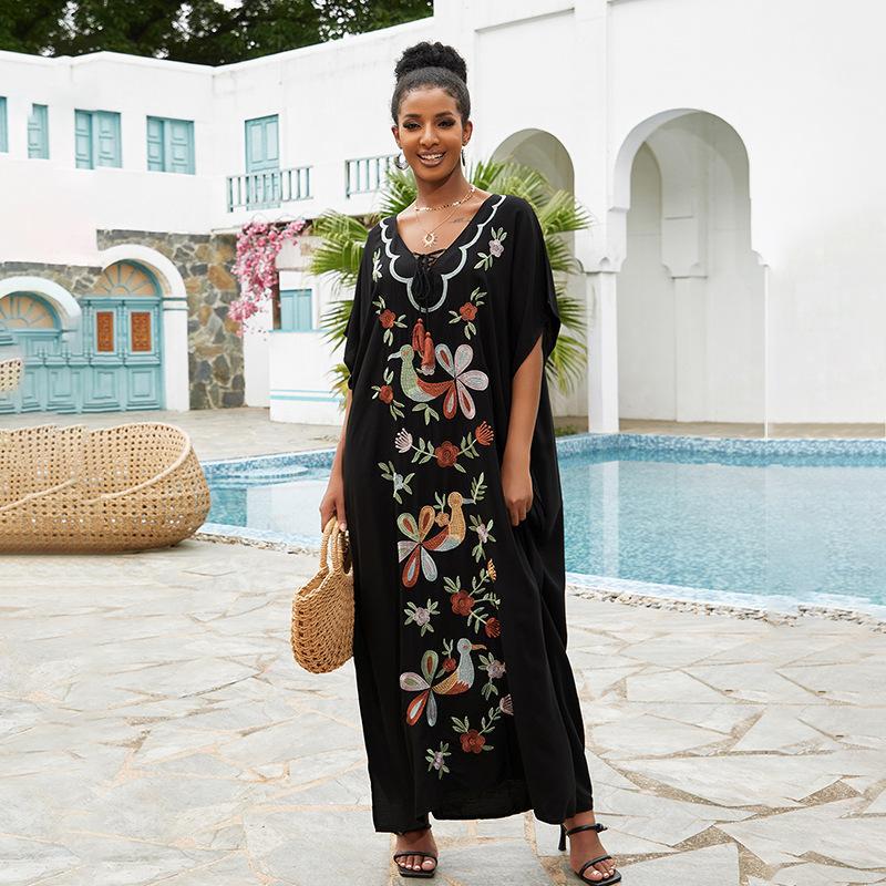 Dame Maxi-Kaftan med blomsterbroderimønster og luftige ærmer Stilla