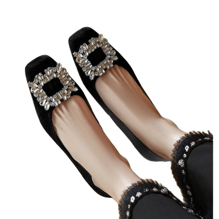 Dame elegante pumps med moderigtige smykkedetaljer og behagelig blokhæl Stilla
