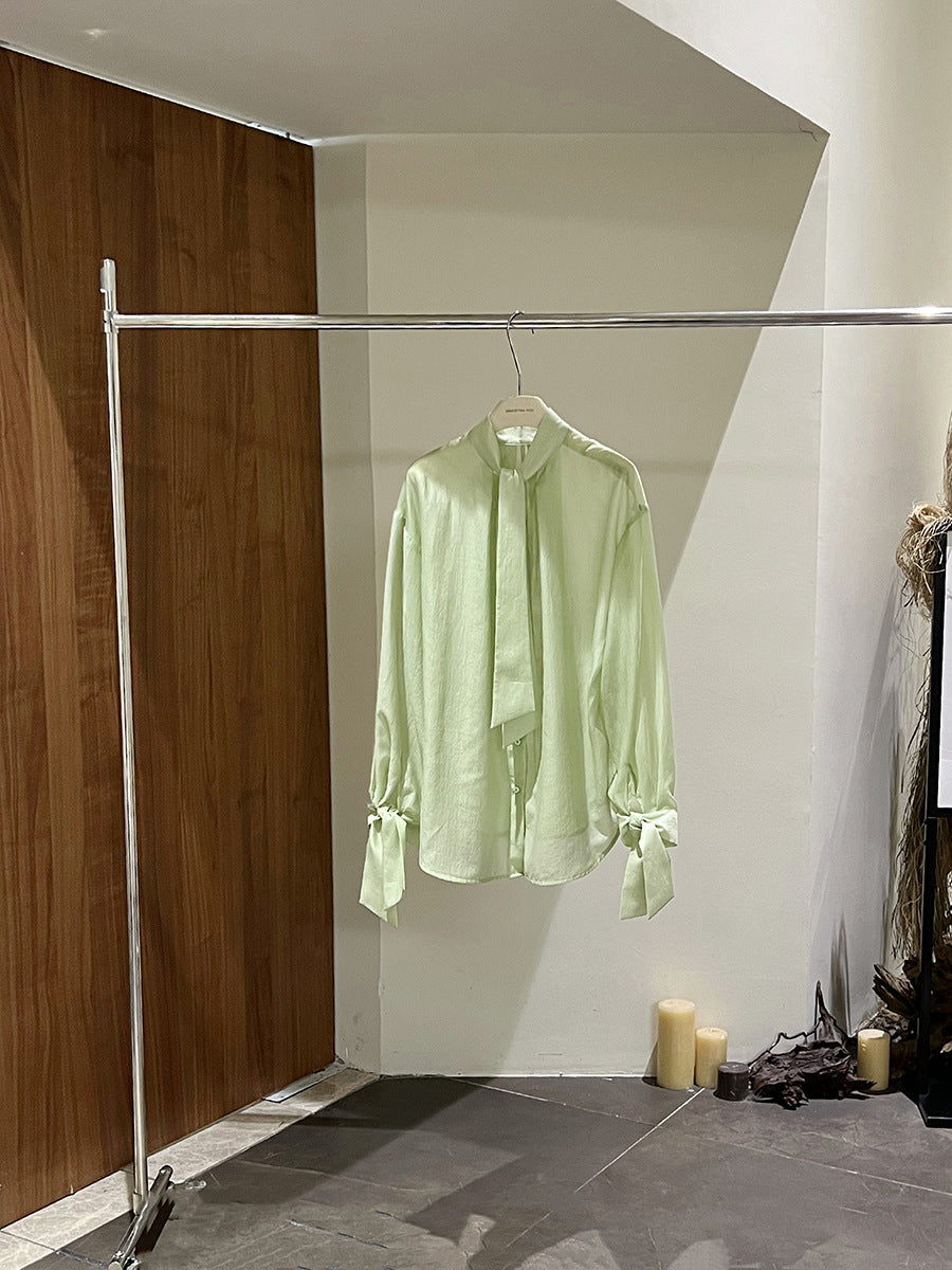 Damebluse med innovative båndærmer og elegant struktur Stilla
