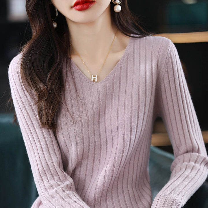 Kvinders strikket sweater med fin ribstruktur og V-hals