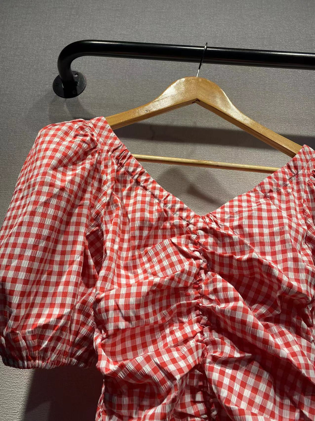 Damebluse med raffineret flæsedesign og V-hals Stilla