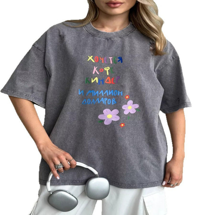Damer Oversized T-shirt med farverig skrift og florale accenter Stilla