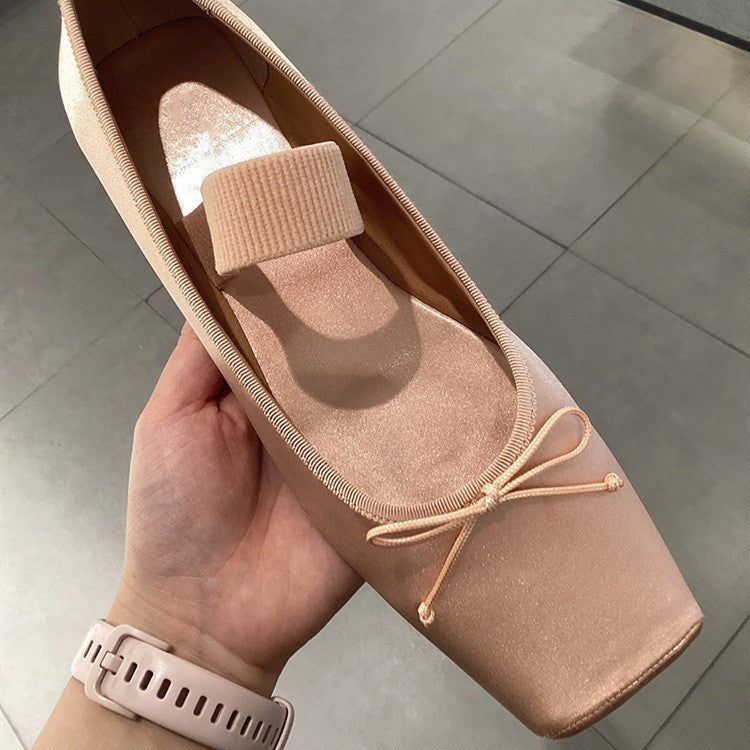 Dame elegante ballerinaer med kvadratisk tåområde og dekorativ bue Stilla
